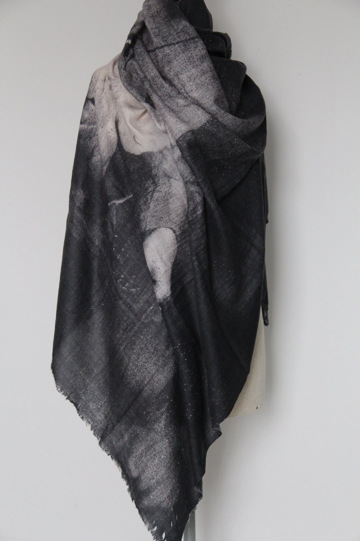 WDTS 100% Cashmere shawl - The Pig